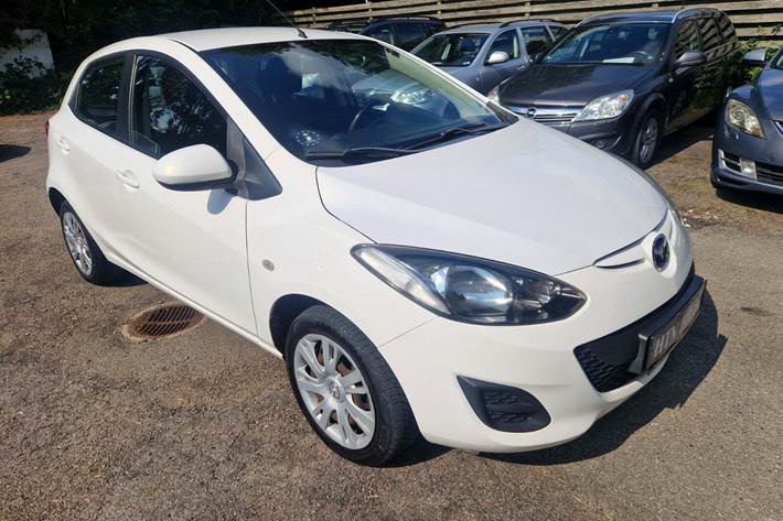 Hvid Mazda 2 fra 2011