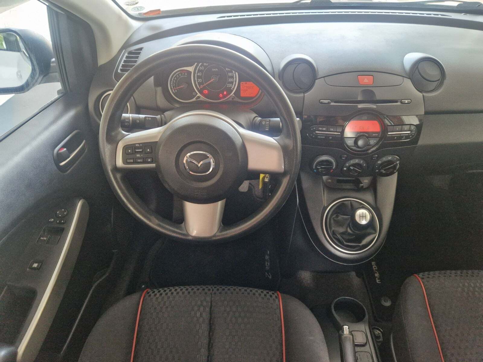 Hvid Mazda 2 fra 2011