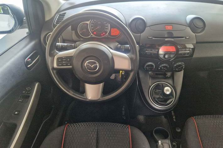 Hvid Mazda 2 fra 2011
