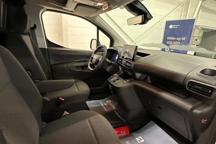 Hvid Toyota ProAce City fra 2025 set indefra