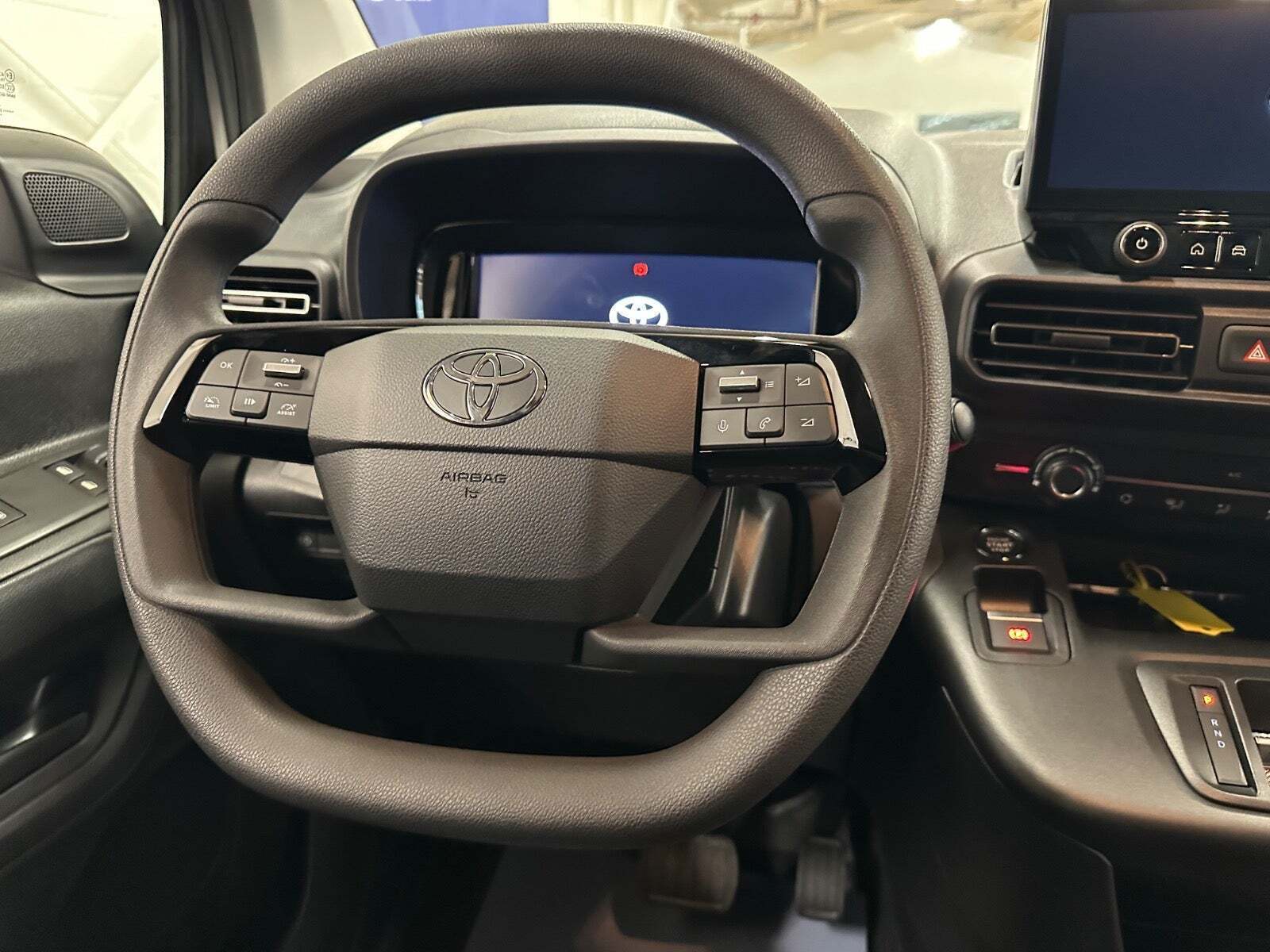 Hvid Toyota ProAce City fra 2025