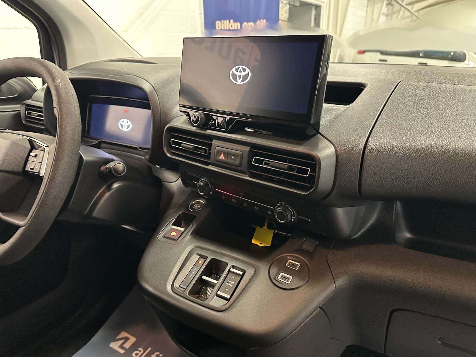 Hvid Toyota ProAce City fra 2025