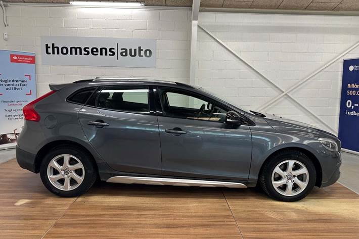 Grå Volvo V40 CC fra 2013 set udefra