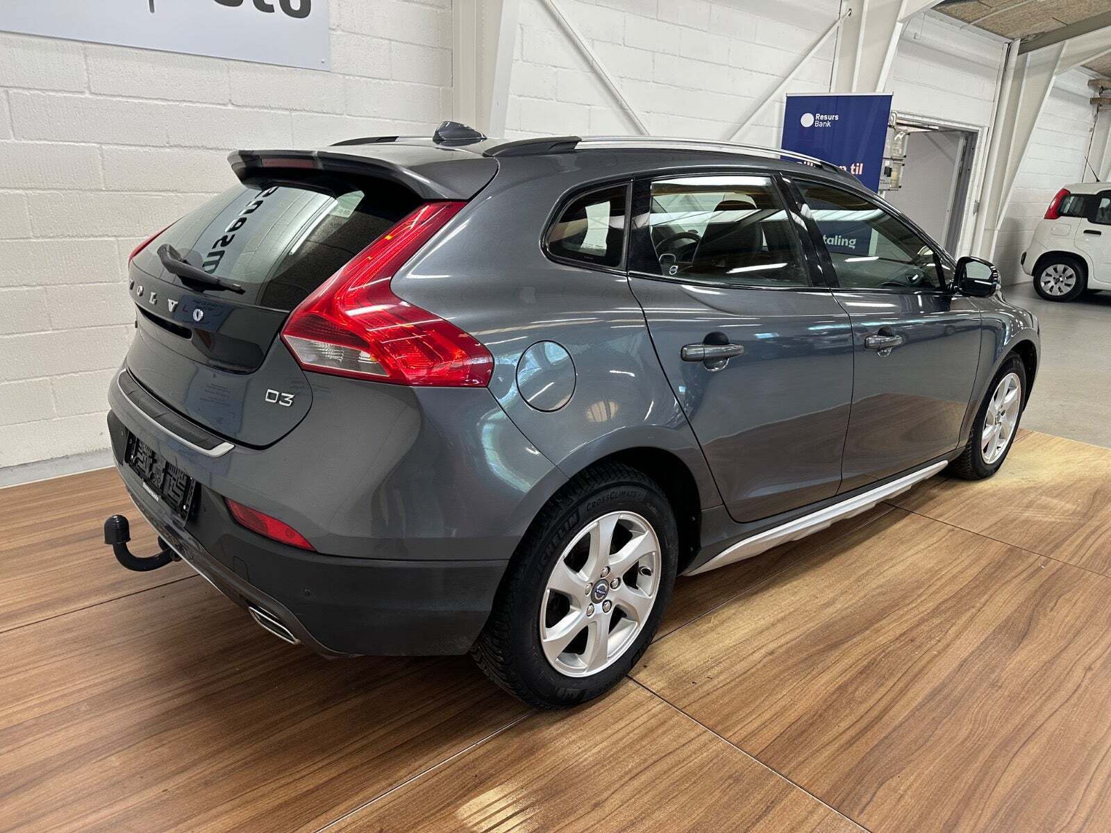 Grå Volvo V40 CC fra 2013 set udefra