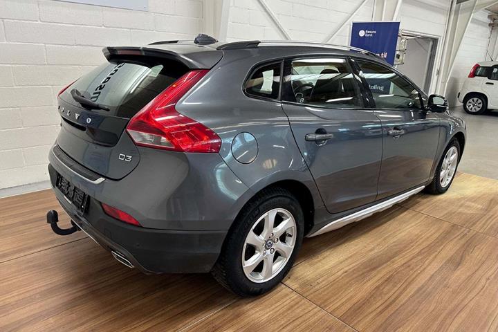 Grå Volvo V40 CC fra 2013 set udefra