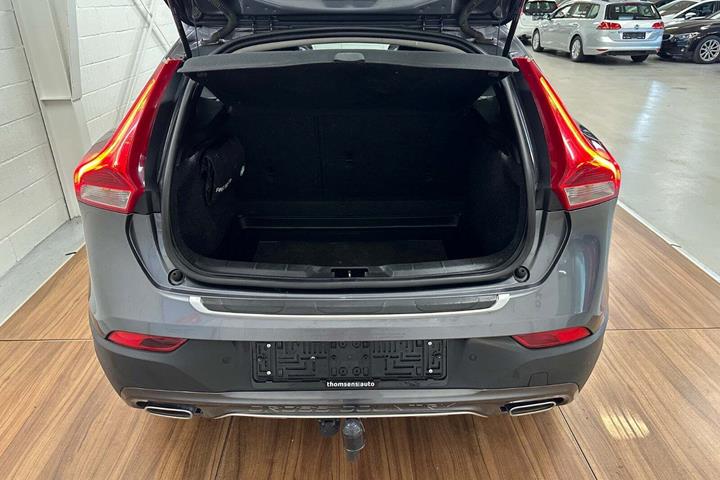 Grå Volvo V40 CC fra 2013 set indefra