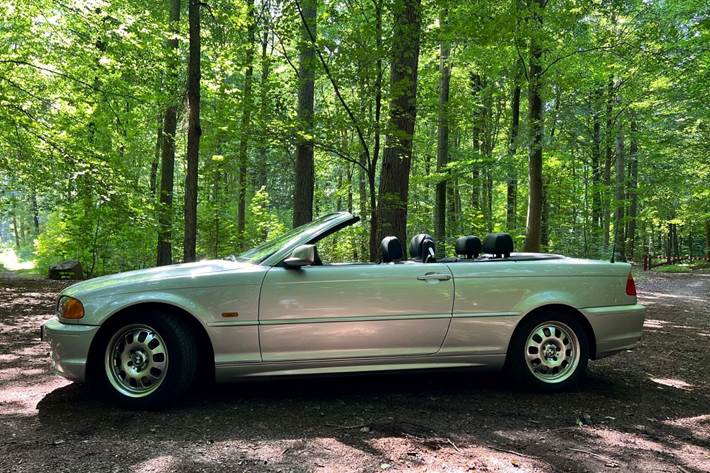 Sølv BMW 320Ci fra 2001 set udefra