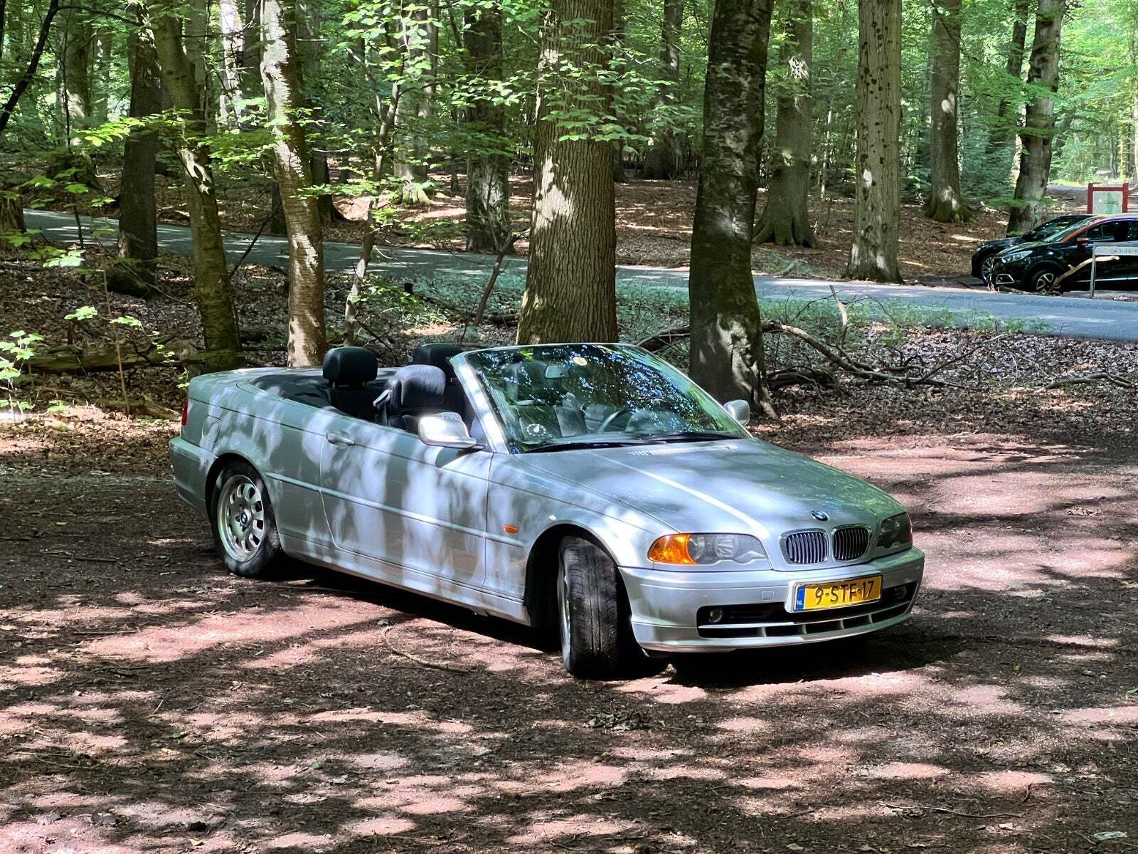 Sølv BMW 320Ci fra 2001 set udefra