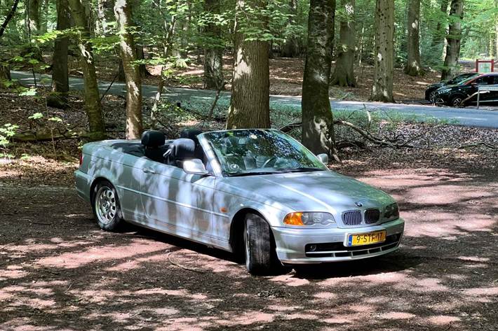 Sølv BMW 320Ci fra 2001 set udefra