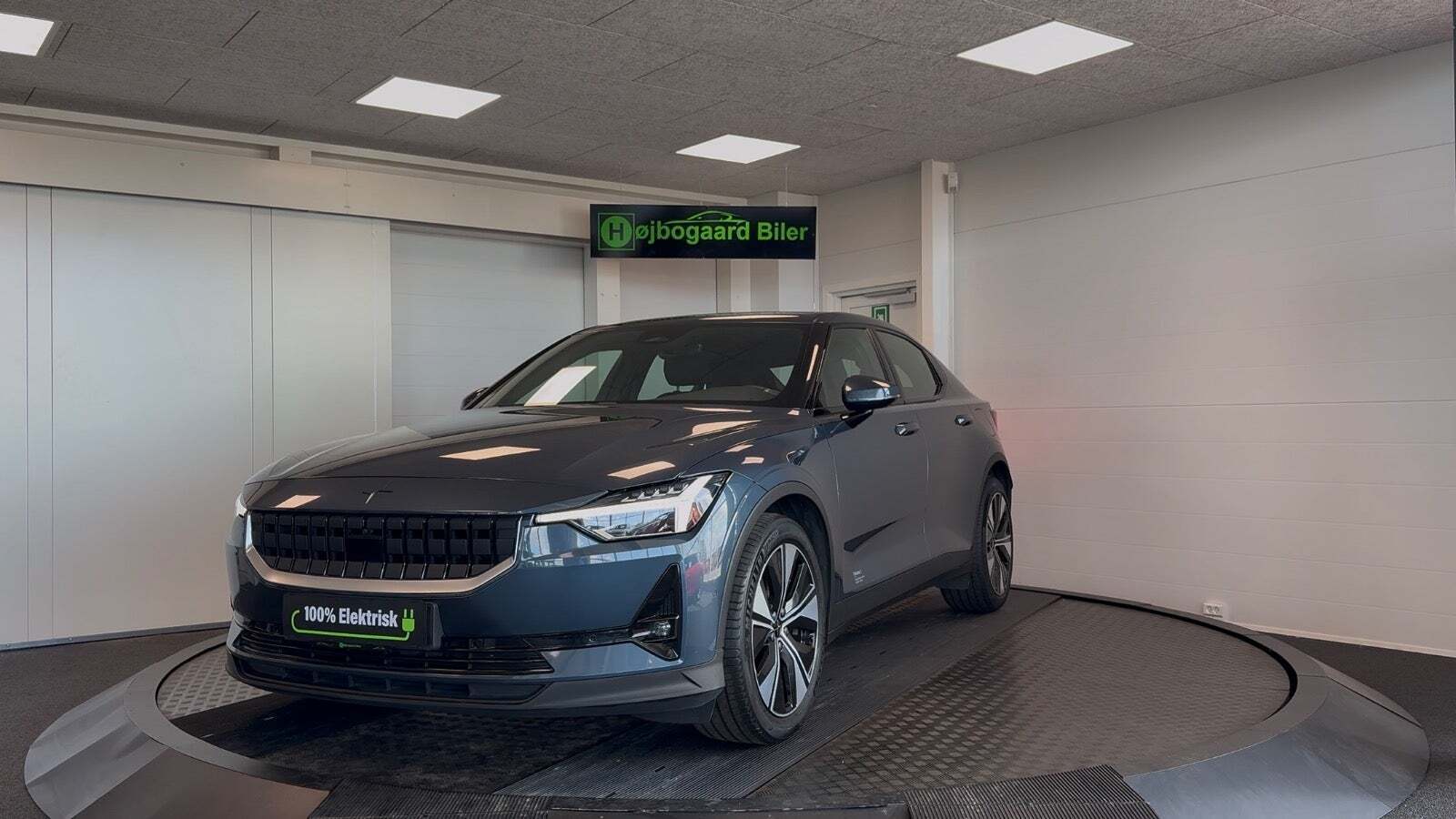 Blå Polestar 2 fra 2022 set udefra