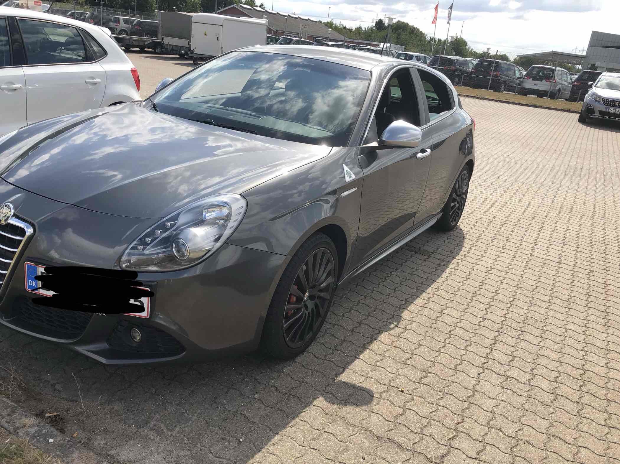 Grå Alfa Romeo Giulietta fra 2011