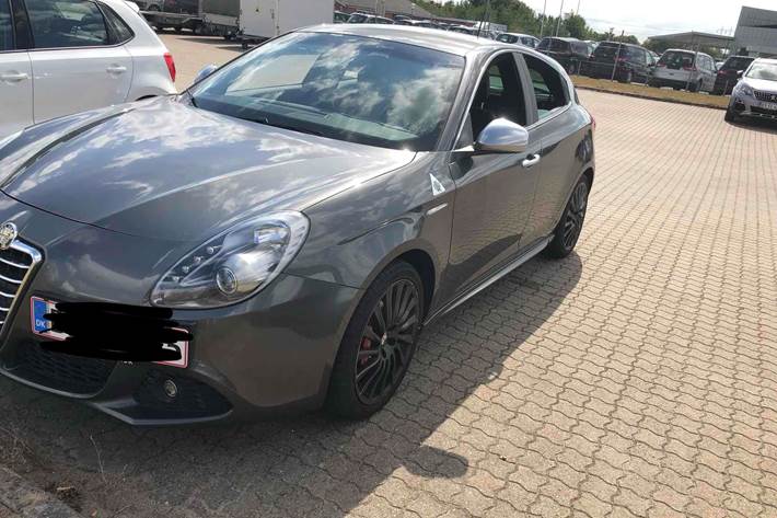 Grå Alfa Romeo Giulietta fra 2011