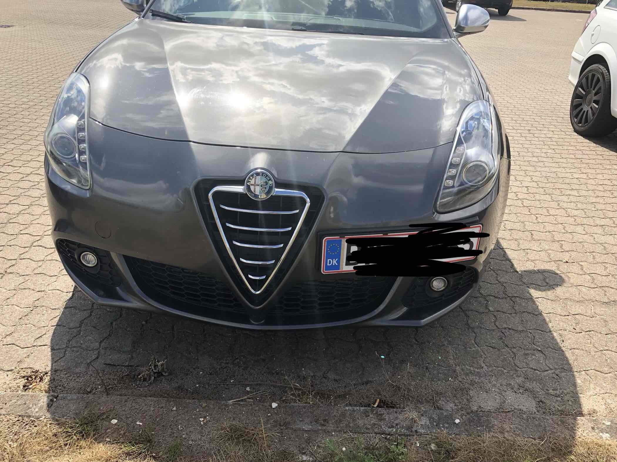 Grå Alfa Romeo Giulietta fra 2011