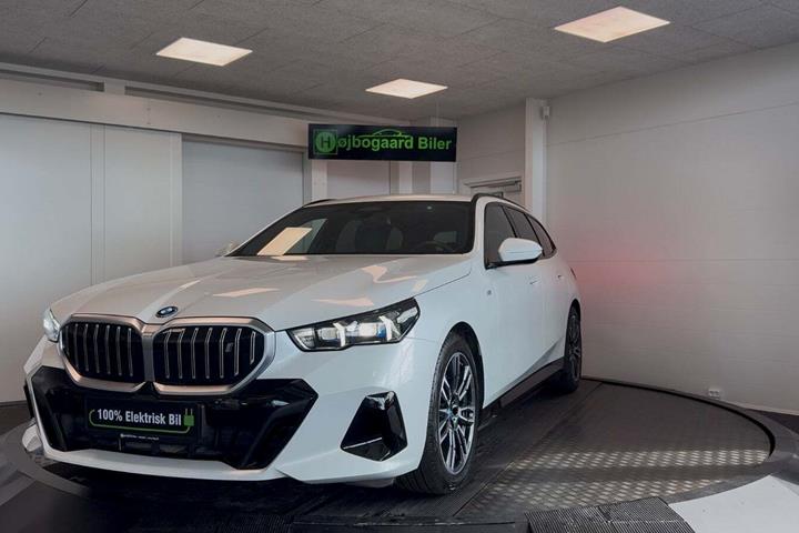 Hvid BMW i5 fra 2024 set udefra