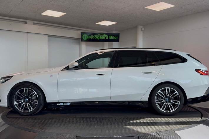 Hvid BMW i5 fra 2024
