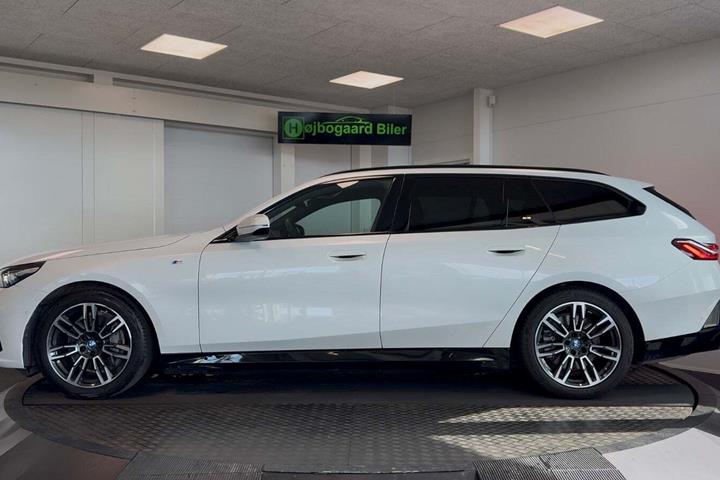Hvid BMW i5 fra 2024