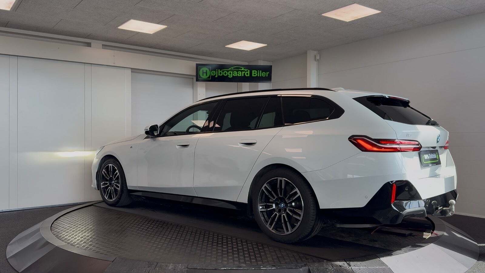 Hvid BMW i5 fra 2024