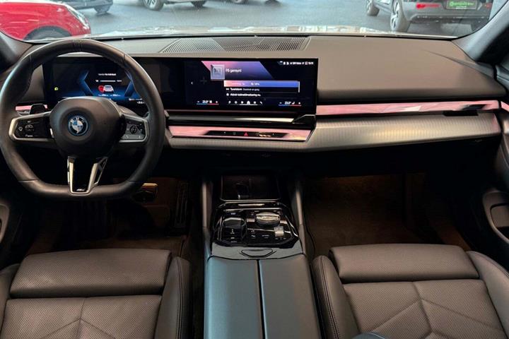 Hvid BMW i5 fra 2024