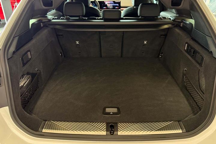 Hvid BMW i5 fra 2024