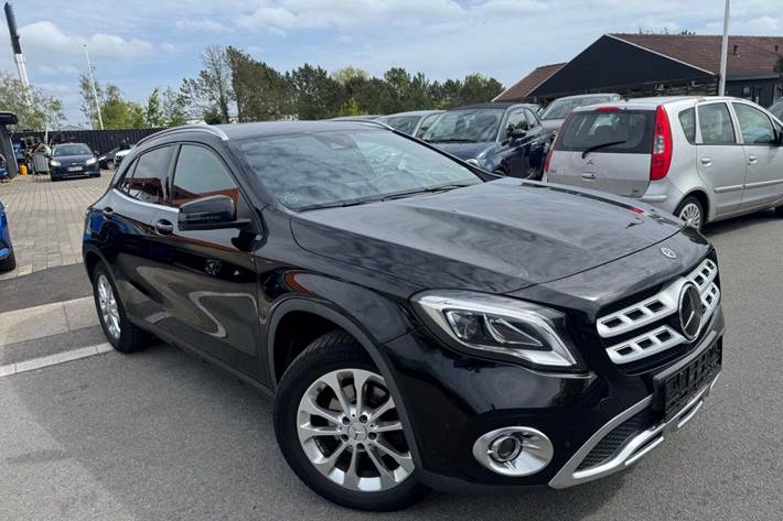Sort Mercedes GLA200 fra 2017 set udefra