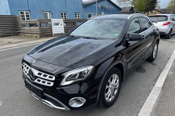 Sort Mercedes GLA200 fra 2017 set udefra
