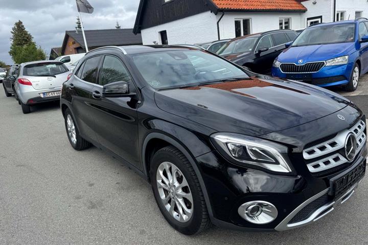 Sort Mercedes GLA200 fra 2017