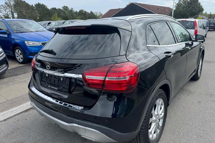 Sort Mercedes GLA200 fra 2017