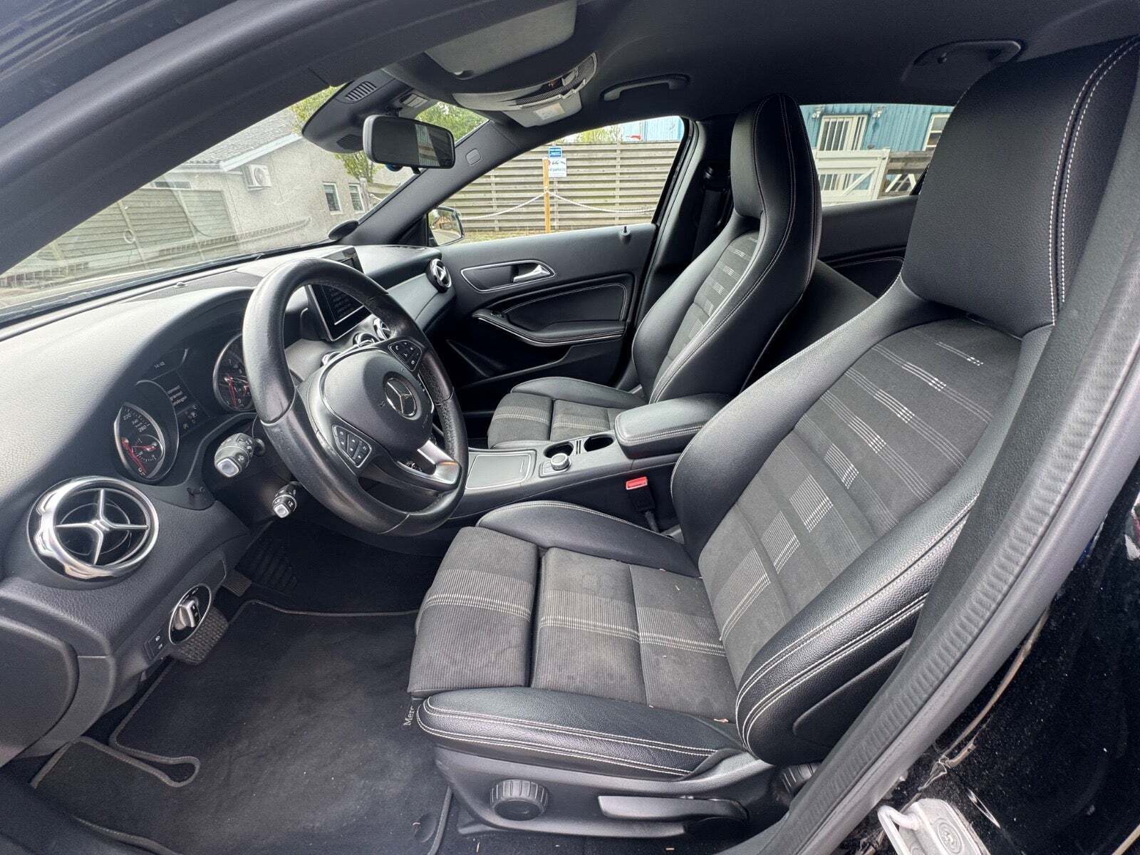 Sort Mercedes GLA200 fra 2017 set indefra