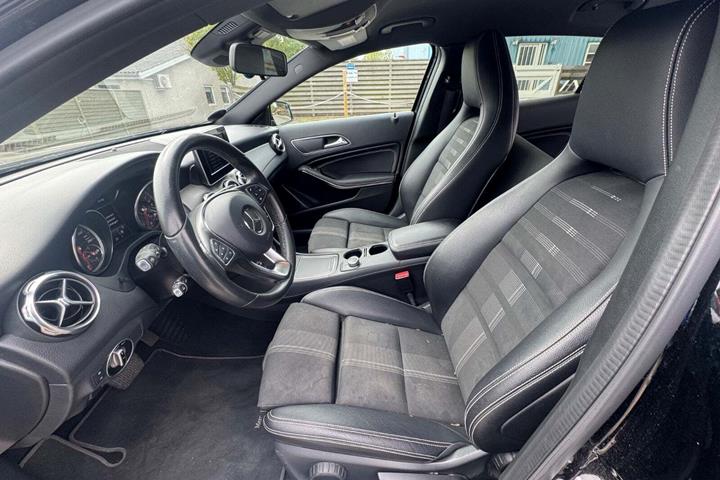 Sort Mercedes GLA200 fra 2017 set indefra