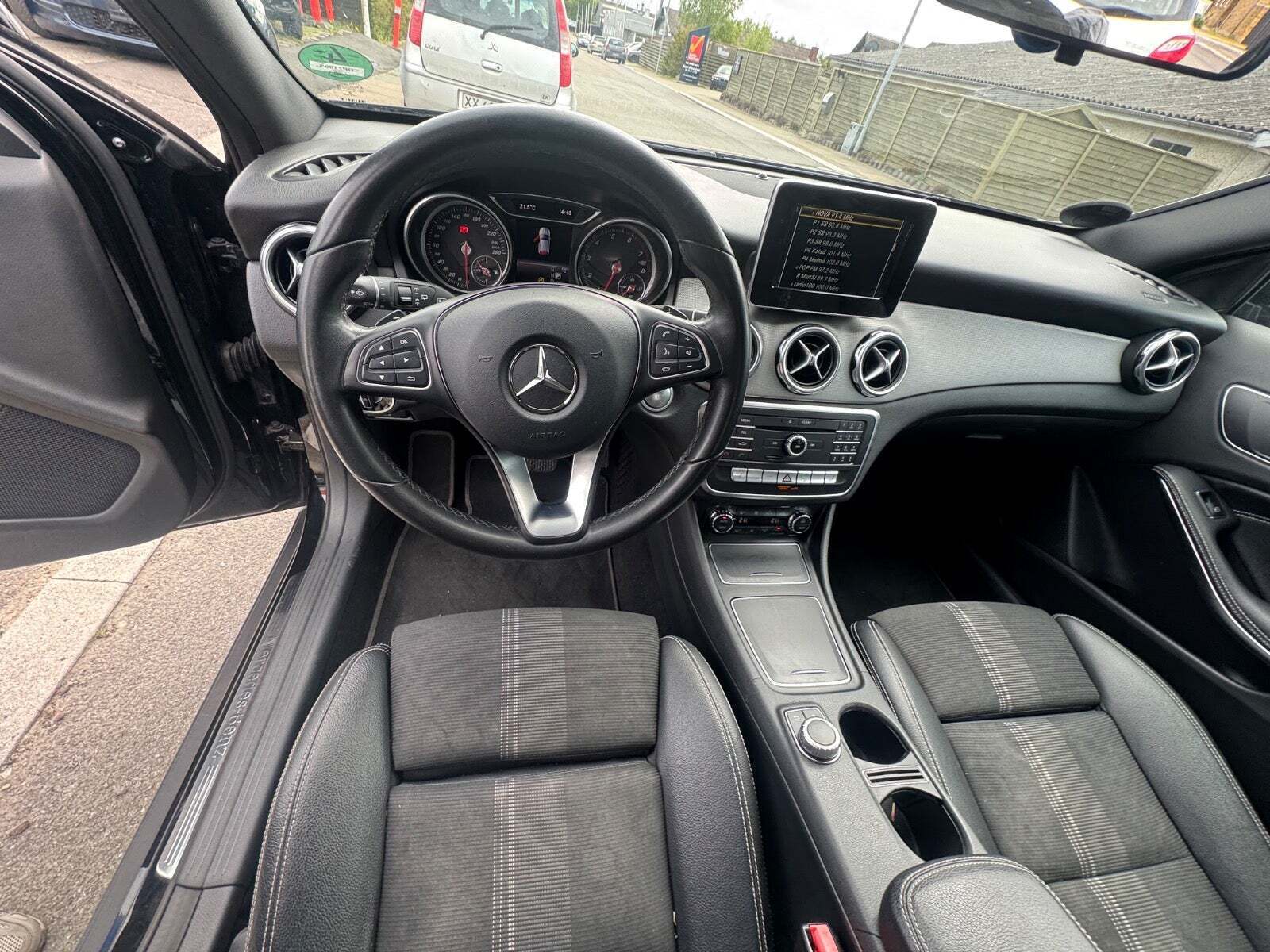 Sort Mercedes GLA200 fra 2017 set indefra