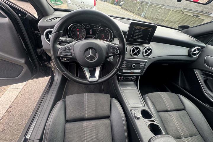 Sort Mercedes GLA200 fra 2017 set indefra
