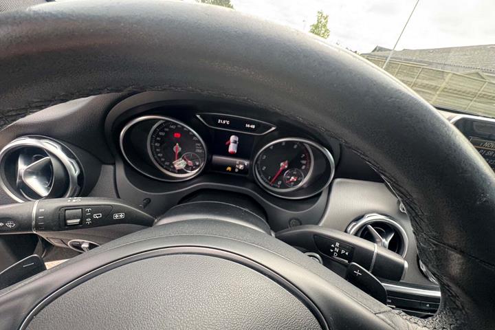 Sort Mercedes GLA200 fra 2017 set indefra