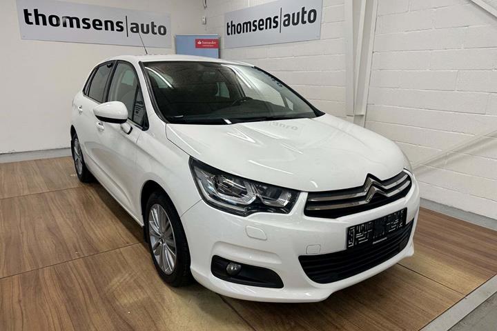 Hvid Citroën C4 fra 2016 set udefra