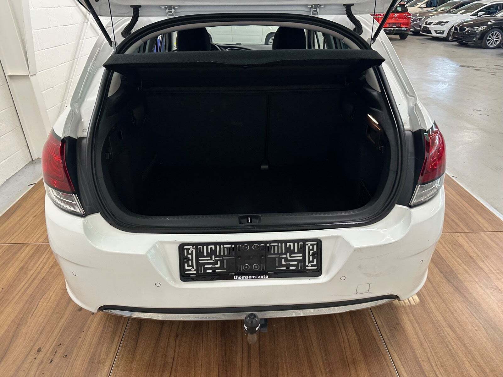 Hvid Citroën C4 fra 2016 set indefra