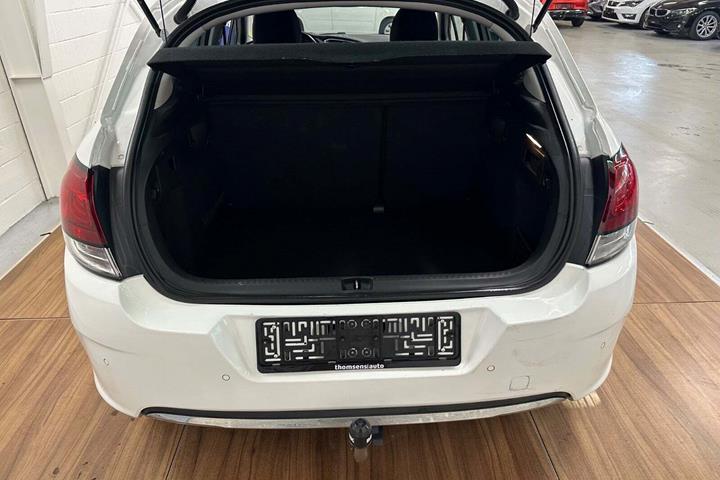 Hvid Citroën C4 fra 2016 set indefra