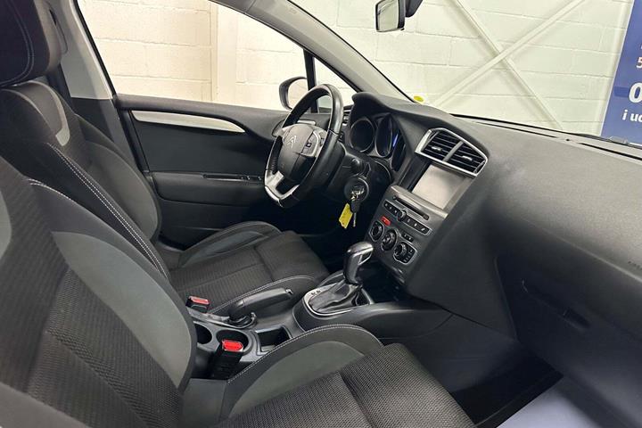Hvid Citroën C4 fra 2016 set indefra