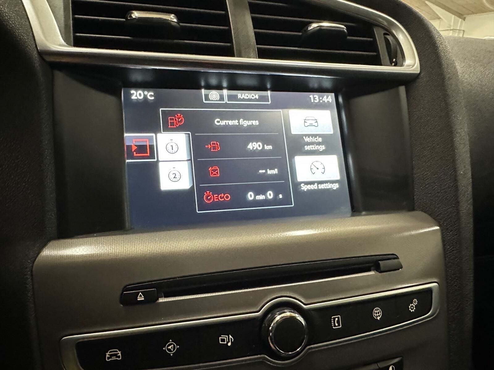 Hvid Citroën C4 fra 2016 set indefra