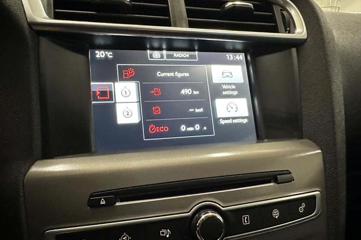 Hvid Citroën C4 fra 2016 set indefra