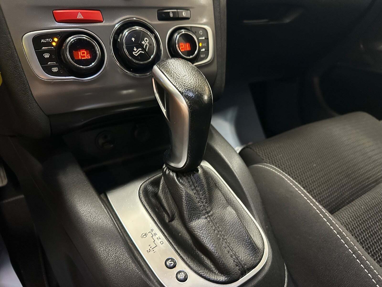 Hvid Citroën C4 fra 2016 set indefra