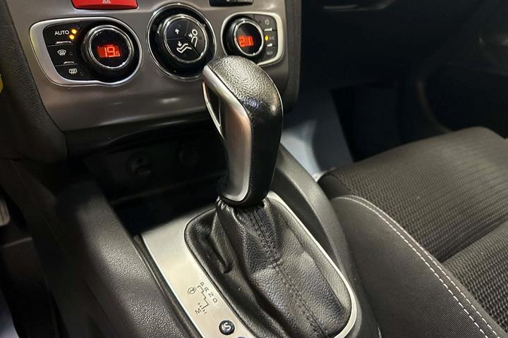 Hvid Citroën C4 fra 2016 set indefra