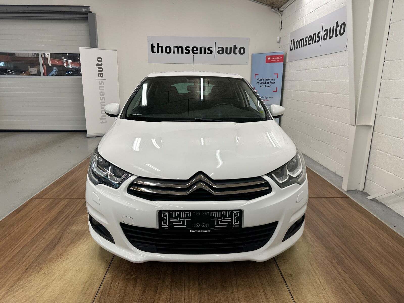 Hvid Citroën C4 fra 2016 set udefra