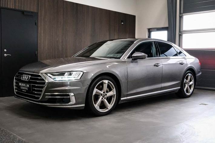 Orange Audi A8 fra 2018