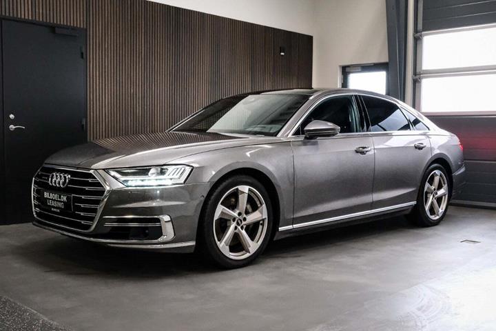 Orange Audi A8 fra 2018