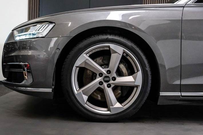 Orange Audi A8 fra 2018