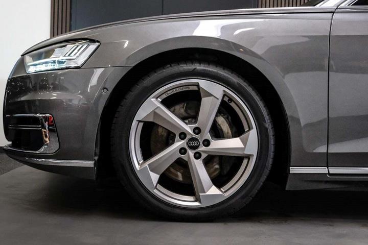 Orange Audi A8 fra 2018