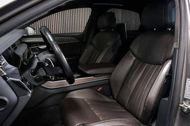 Orange Audi A8 fra 2018