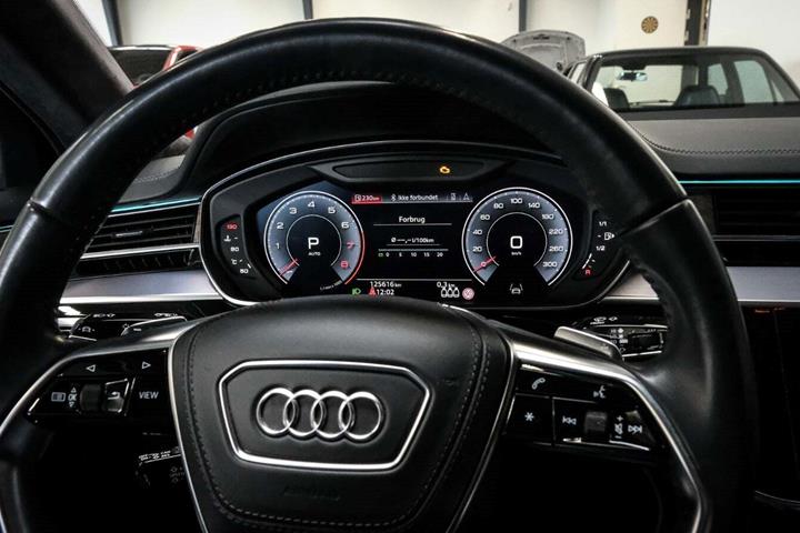 Orange Audi A8 fra 2018