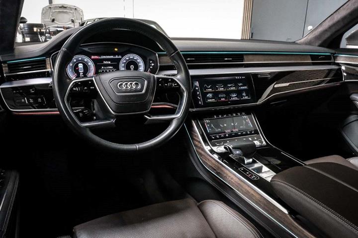 Orange Audi A8 fra 2018