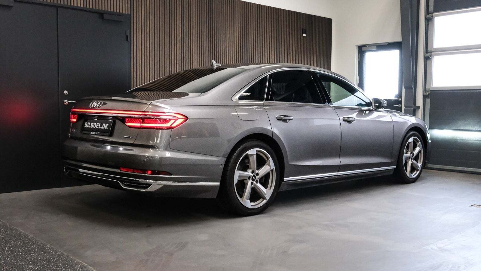 Orange Audi A8 fra 2018