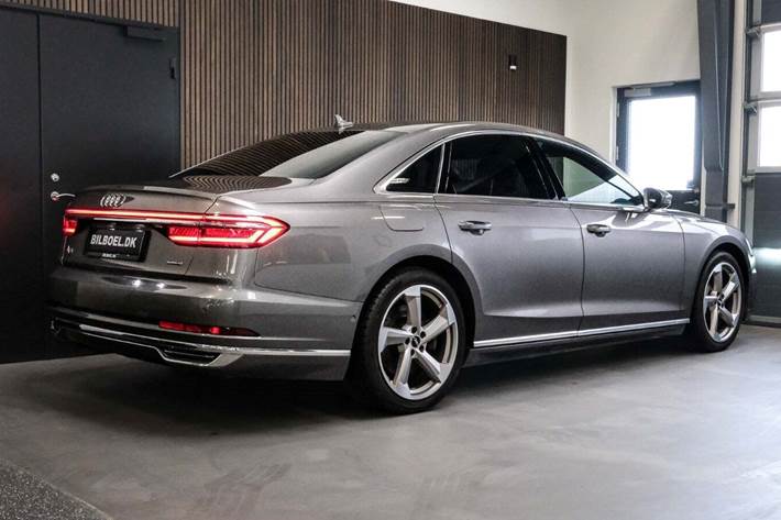 Orange Audi A8 fra 2018